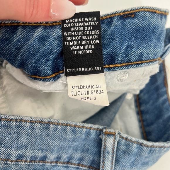 Ashley Mason 100% cotton distressed ripped medium wash denim jean shorts size 3 - Picture 5 of 8